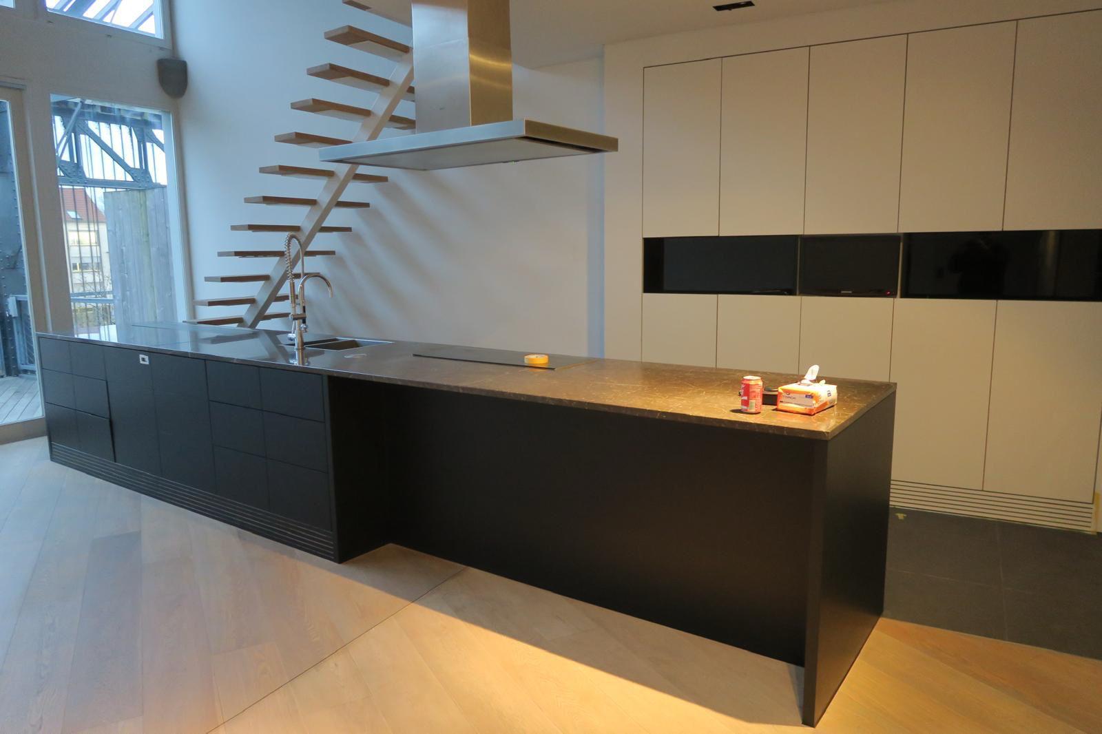 Zwarte keuken met trap